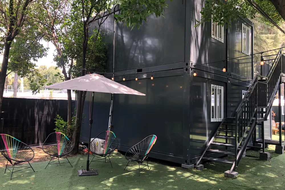 Zona de descanso al aire libre junto a los módulos