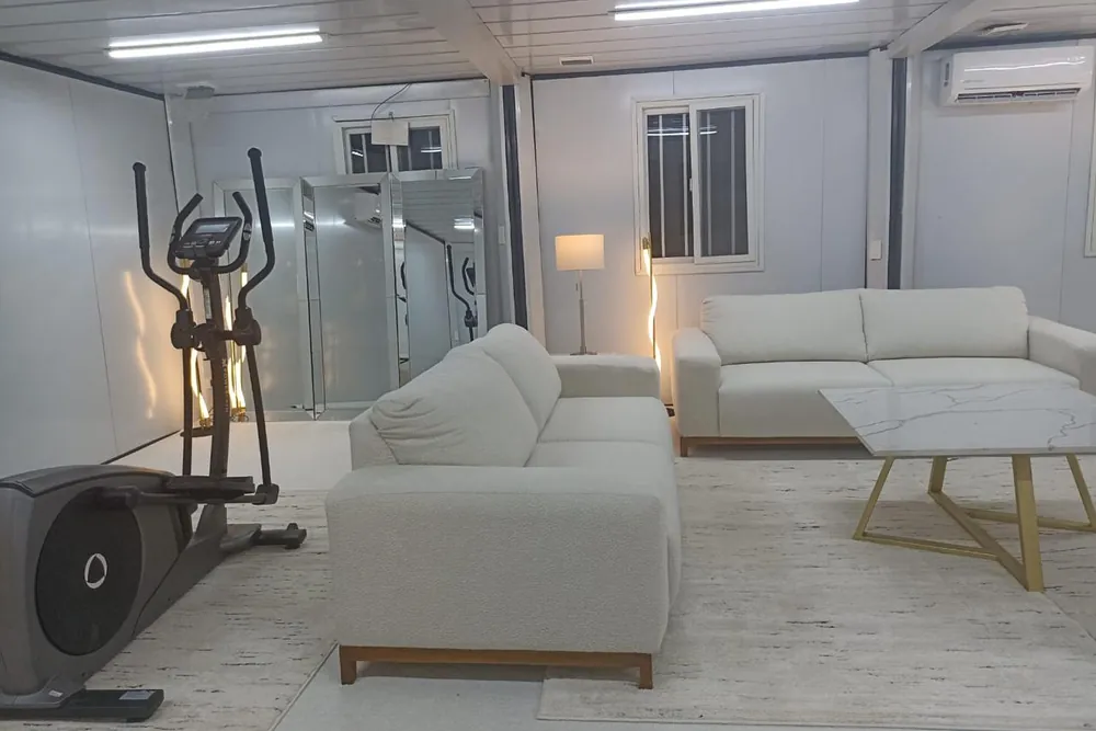Sala de descanso con equipo y mobiliario