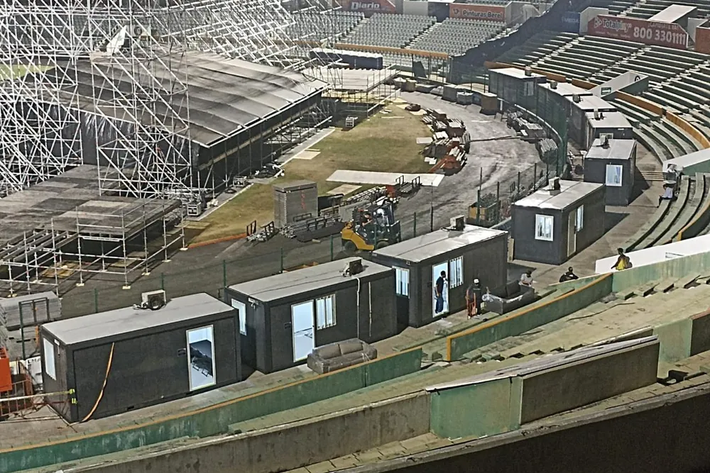 Conjunto instalado con el escenario en construcción
