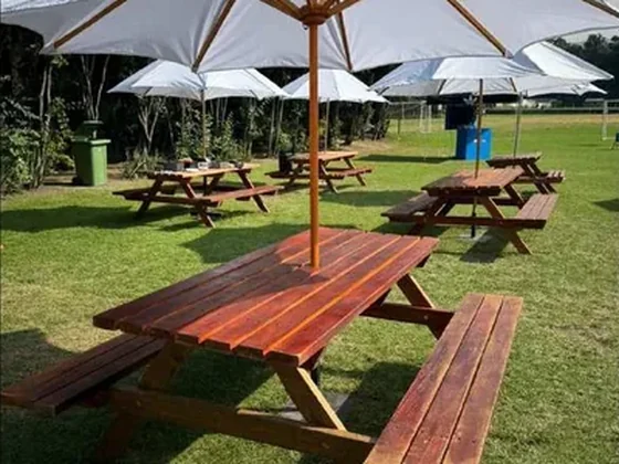 Mesas picnic con sombrilla